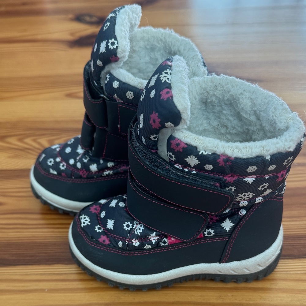 Fantiny Cozy Snowflake Kids Boots - Gray and Pink size toddler 7.5 GUC